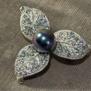 Vintage trillium Elegant Silver rhinestone and Black Pearl Brooch